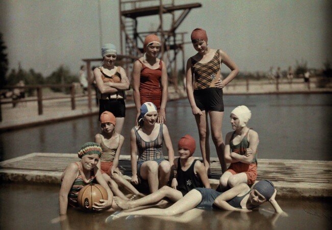 1928 год, Германия. "До раскосости короткий" купальник у девушки справа в первом ряду.