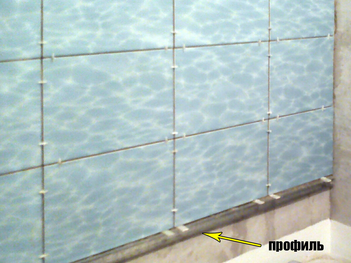 Укладка кафеля в ванной панель. Можно ли настенную плитку на пол. Монтаж плитки на стену. Технология укладки кафельной плитки на стену. Плитка по диагонали на полу.