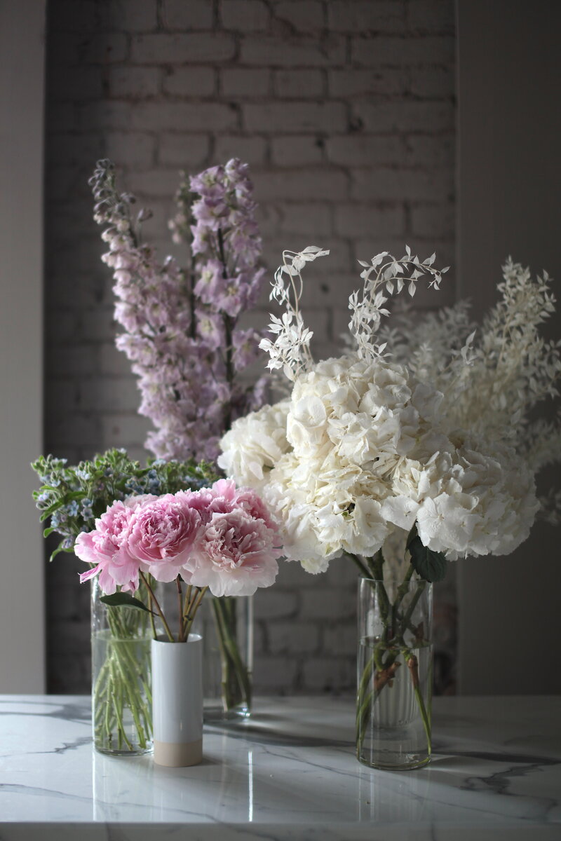 Срезанные цветы создают особую атмосферу уюта и благополучия