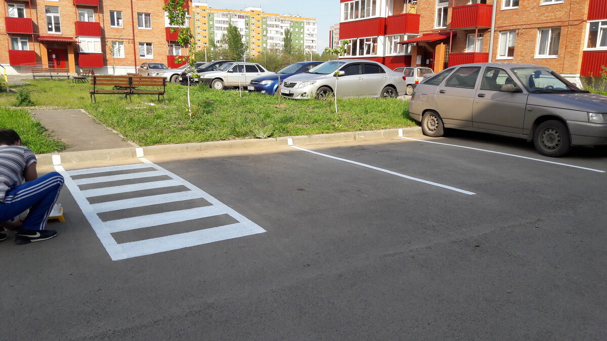 Размеченные парковочные места во дворе. Источник фото: pikabu.ru