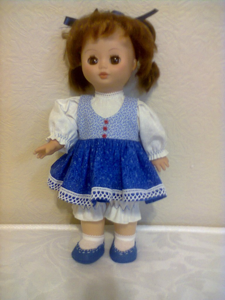 Эта кукла была совершенно без одежды, с взъерошенной головой.