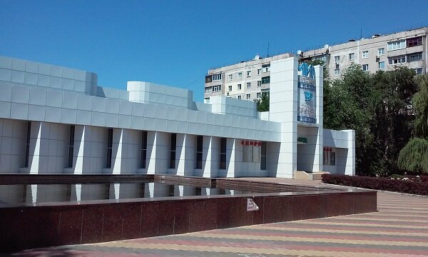 Он всегда был белым. Сначала белили, потом красили, сейчас обшили пластинами. От нашего двора 1 остановка.