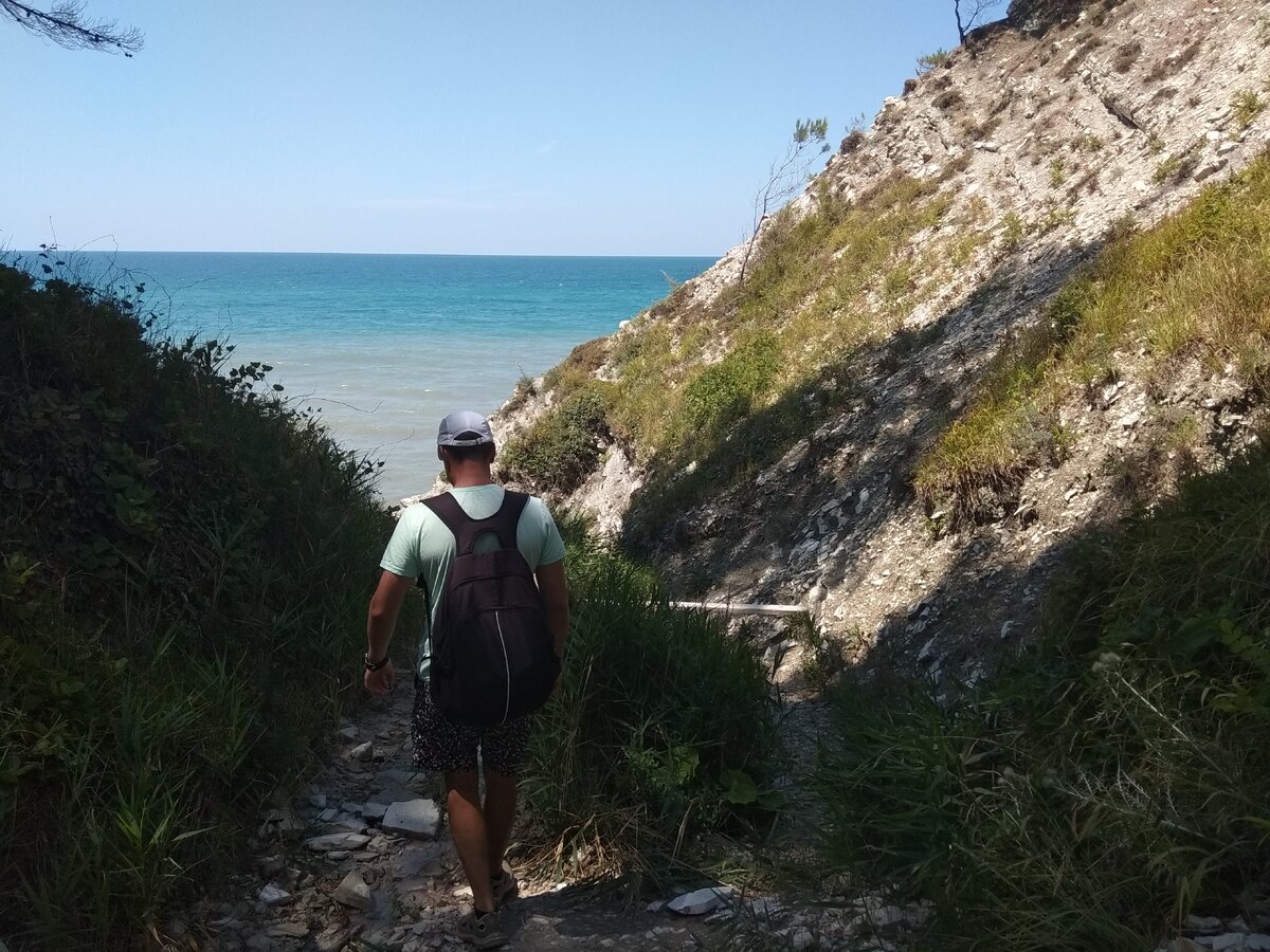 С погодой нам не слишком повезло, тк накануне ночью лил дождь и чуть не сорвал наши планы, и море от этого было мутное с сильным волнением. Но русскому человеку ничто не испортит отдыха, если он на него настроен))))