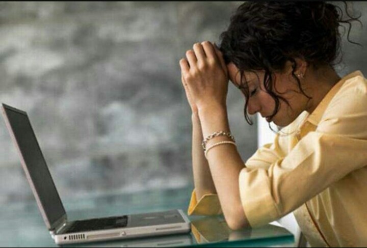 Держаться, держаться, не стоит писать. В контакт...на страницу...
Стоп! Никогда!!!
Зашла, посмотрела, и вышла опять...
На буквы...стираю...
Ну, что за беда?!

Улыбка, морщинки, я помню твой взгляд.
Опять на страницу...
Наверно с ума...
Мечтаю, страдаю, хочу на губах
Дыханье твое...
Но это нельзя...

Напрасно пытаюсь из мыслей своих.
Огнем нестерпимо,
А ты все молчишь.
И я забываюсь в объятьях чужих...
Противно и мерзко...
Поэма про жизнь...