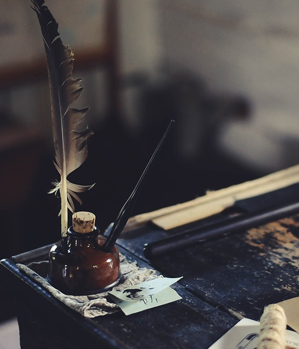 https://cdn.pixabay.com/photo/2016/11/29/12/41/desk-1869579_960_720.jpg
