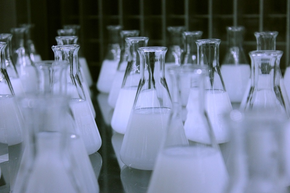 https://pixabay.com/photos/flasks-erlenmeyer-chemistry-606612/