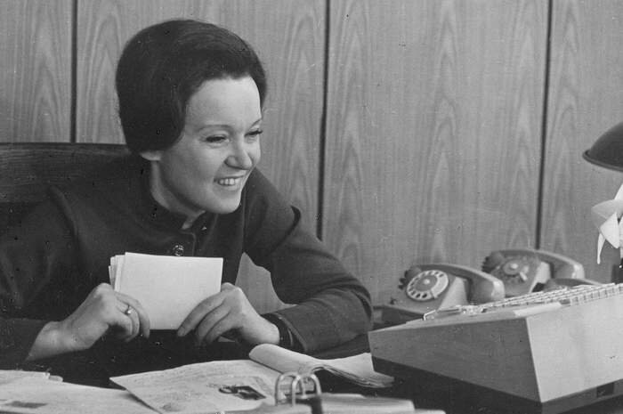 Людмила Гурченко в роли Анны Георгиевны. Кадр из фильма "Старые стены". Источник: https://gurchenko.ru/foto/films/starStenj2.jpg