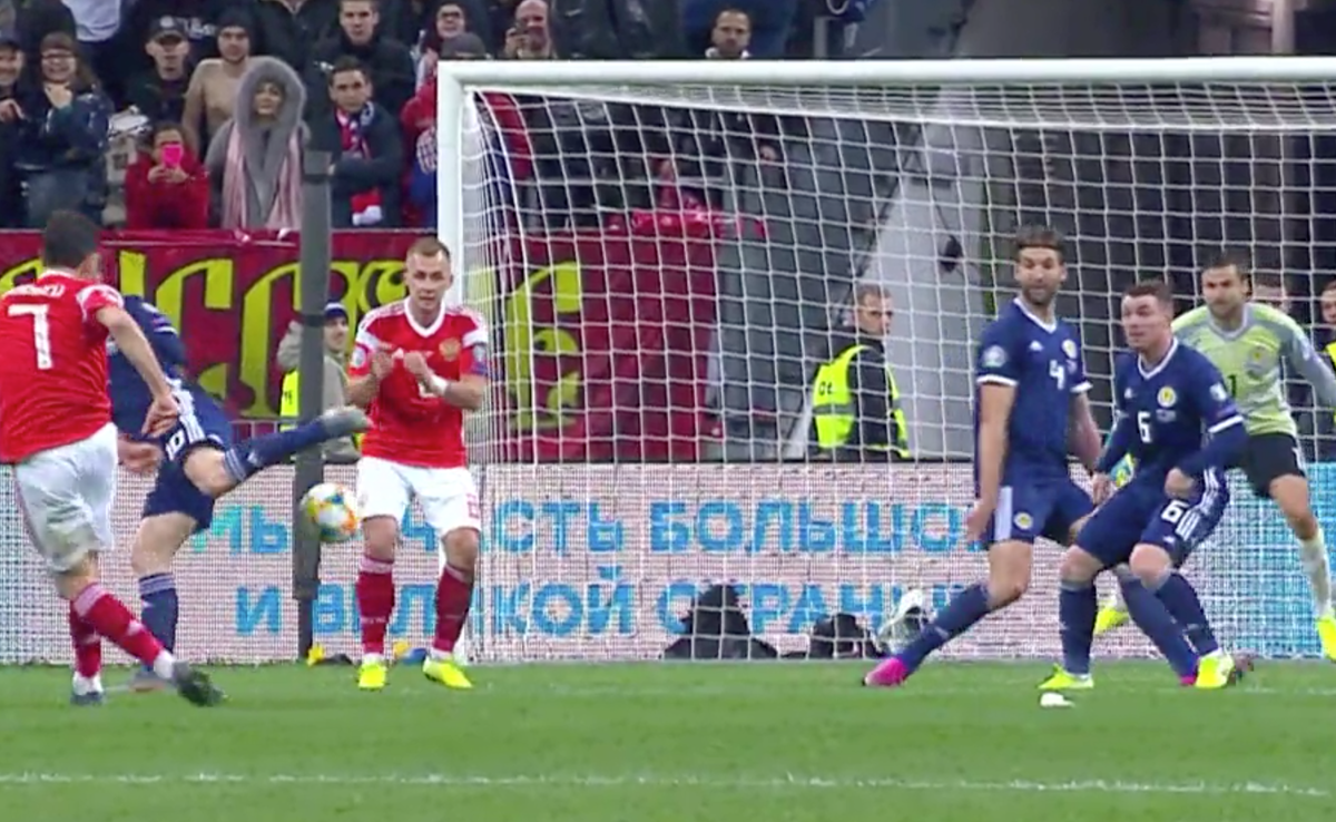 Магамед Оздоев мощно бьет под левую, от себя, штангу. Но на пути - Дмитрий Баринов, который...