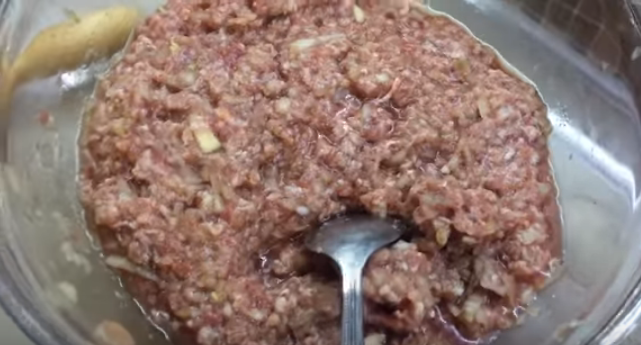 Фарш должен быть немного водянистым.