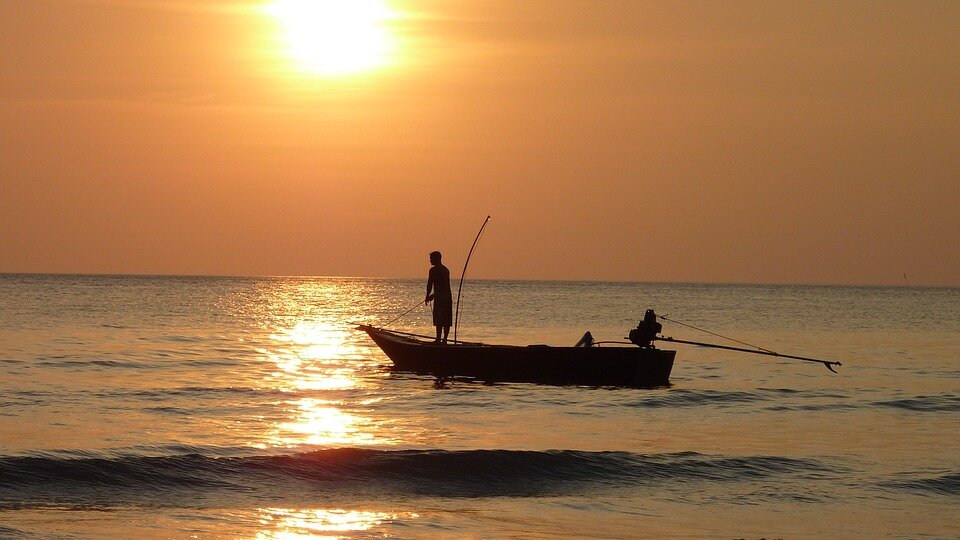 https://cdn.pixabay.com/photo/2013/11/11/22/37/fisherman-209112_960_720.jpg