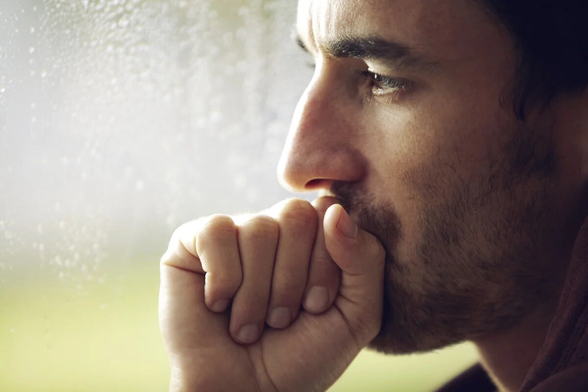 История от подписчика. 

Начну о себе: мне 42, спортивный, подтянутый. Два высших образования, трое замечательных детей.

В течение длительного времени работал в крупной компании, там я встретил свою супругу. Должен сказать, что это второй брак. У нее была дочь от первого брака – удочерил, родили своего. В свою очередь у меня есть ребёнок от первого брака, живет с бывшей супругой. Сомнения у второй супруги появились, когда помогал ребёнку от первого брака. Решил, одумается, успокоится. Вроде, все утихло. Через некоторое время пришлось переехать в другой город по работе, супруга приехала немного позже с ребенком. 

Жена загорелась реализацией себя как личности в жизни, и я ее поддержал. Она приняла решение выйти на работу, хотя я ей объяснял, что денег у нас достаточно (к тому времени я уже занимал руководящую должность). Говорила, что дома ей тесно и хочет развития, а не видеть одни пеленки. 

Жена настаивала, что мне нужно бросить работу, т.к. оставлять ребенка с няней или любым чужим человеком – безрассудство. Я очень люблю ее и поддержал. Решили, что я буду заниматься перегонкой автомобилей из другого города. И это приносило хороший заработок, большую часть вырученных денег откладывали. Одним словом – все для семьи, но супруга обижалась, что недостаточно денег выделялось на питание. Но ведь ужасно, когда весь наш заработок уходит на туалет. Только благополучие семьи было главным смыслом моей жизни…Подарки всегда дарил хорошие и дорогие, экономя только на себе, но не в коем случае не на семье. 

Супруга тоже стремилась добиваться успехов в карьере. В начале нашей совместной жизни мы договорились, что если примем решение покупать квартиру, то ремонт в ней буду делать сам, но если мы будем продавать квартиру, то вложенные мной деньги на ремонт с продажи я возвращаю себе. Сумма была всегда чисто символическая. Заменили несколько квартир, удачно продавая за счет самостоятельно сделанного ремонта, но ей всегда нужно было большего. 

Путём продажи отремонтированных квартир сделал супруге состояние больше 2 500 000 рублей. Деньги за ремонт взял только дважды в районе 220 000. На данный момент, у супруги есть квартира в Москве, и она хочет со мной развестись… Я очень люблю своих детей, не курю, не пью (только по праздникам и в очень в умеренных количествах), никогда не изменял, никогда. 

Я безусловно не святой, по гороскопу - скорпион, но всегда все для семьи. Строгий, правда, чересчур, даже немного диктатор. Но никогда первым не атакую, стараюсь объяснить, договориться. Детей люблю больше жизни, но могу изредка наказать, поставив в угол, заучивать стихи. Иногда, в целях воспитания, ремнем пройтись или по лбу ремнем дать. Но и знают они очень много, читают быстрее всех в классе, английский на высоте. Но супруга решила, что я снова обязан приносить деньги, но я ведь ушел с работы, чтобы она могла сама реализоваться в жизни? И более того, она сама настаивала на этом, сколько бессонных ночей на эту тему было проведено… В итоге, чему я научился…? Делать ремонты… Иногда подрабатываю таксистом, но муж таксист ей не нужен. А успешного мужа на руководящей должности уже никто не берет на работу. 

Вбухал 3 млн в долгострой, но кому это сейчас нужно. Супруга сильно расстроилась, когда я решил продать свой джип и купить маме квартиру. Я поступил верно, но супруга была до крайности недовольна, но сама говорила, что такая машина нам не нужна.

На данный момент думаем о разводе, но сердце сжимается, когда понимаю, что мы не будем одной дружной семьей, как жалко детей. Столько всего пройдено было и сколько могло бы еще быть…

Ребята, ставьте класс и подписывайтесь на канал. Присылайте свои истории на почту  dunavkrasa@yandex.ru