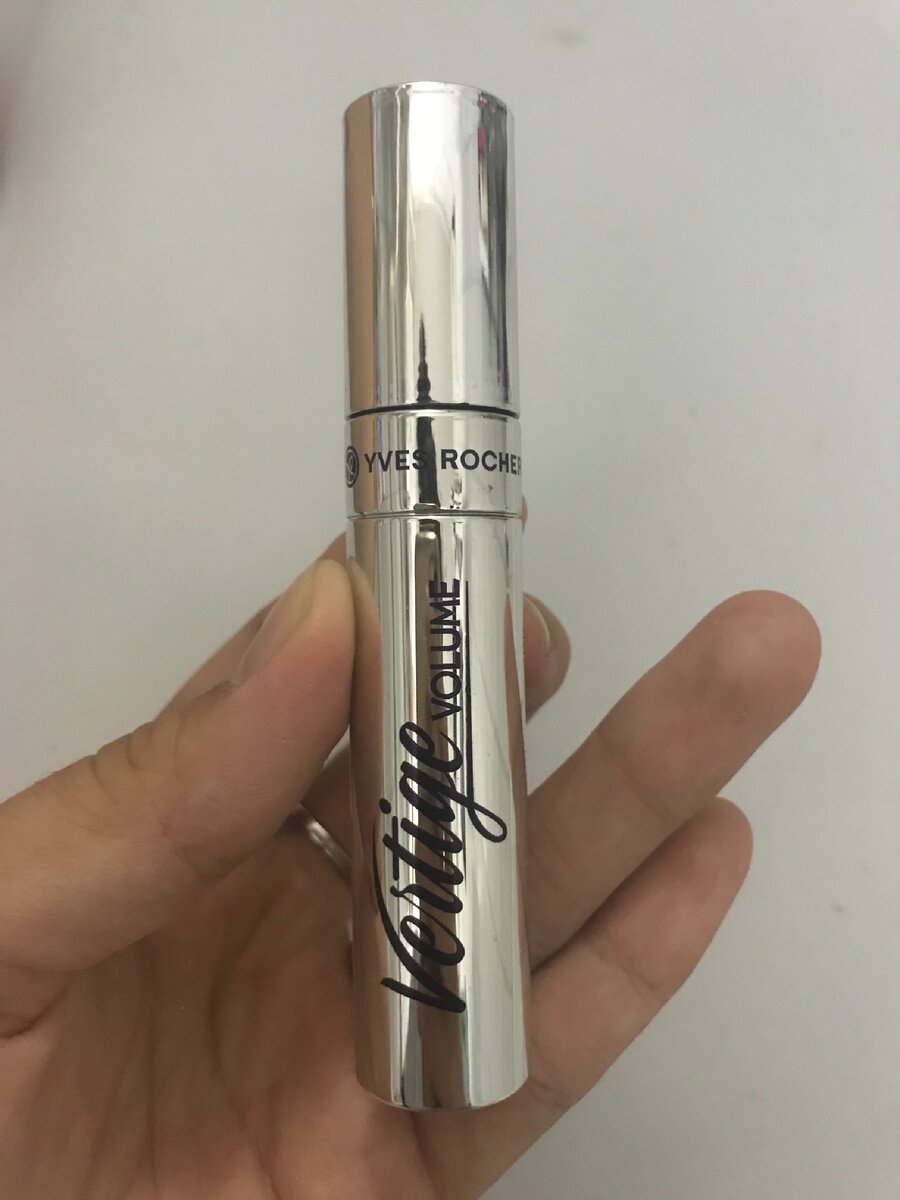 Чем она хороша? А тем, что у неё очень удобная кисть, которая отлично прокрашивает реснички и придаёт им объём, тем самым удлиняя ресницы. Всем советую. Её действительно стоит купить.