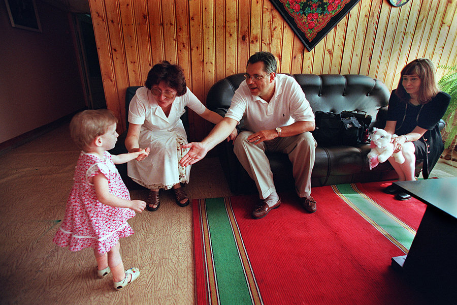 csmonitor.com/ Первая встреча. Этого белого котенка Ханна хранит до сих пор.