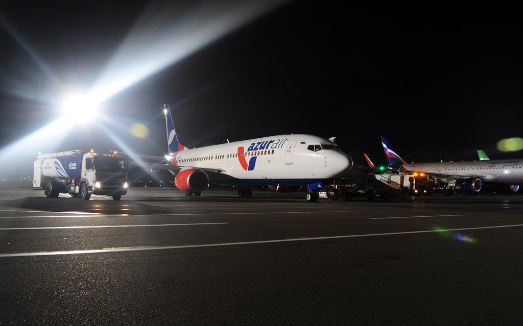 Открой рейс. Дубай самолет Azur Air. Боинг 737-800» из Дубаи. Boeing 737 800 на стоянке USA. Боинг 737-800 сверху на стоянке.