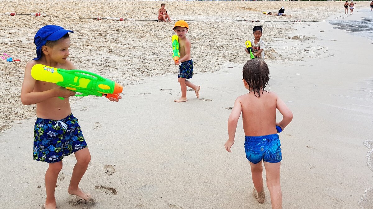 Водные битвы были везде, даже на пляжах. Местные детки обстреливали европейских)