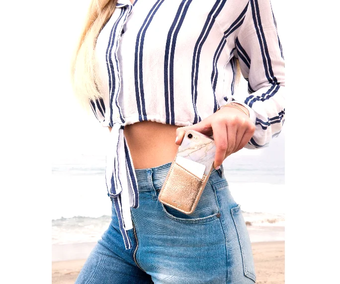 Телефон находится в джинсах