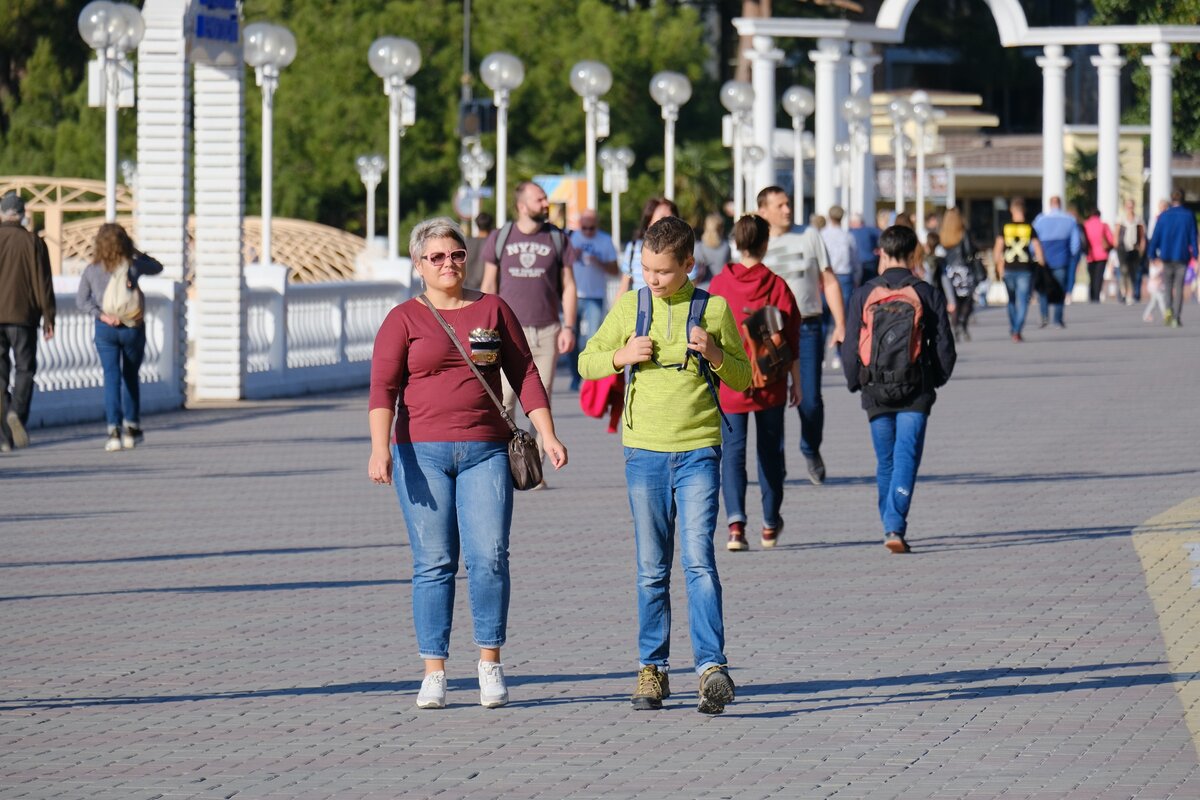 Что происходит в Геленджике в Ноябре. Полно туристов и некоторые до сих пор купаются