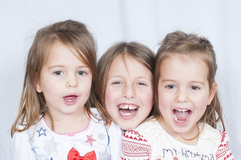 https://cdn.pixabay.com/photo/2016/03/16/12/11/child-1260421_960_720.jpg