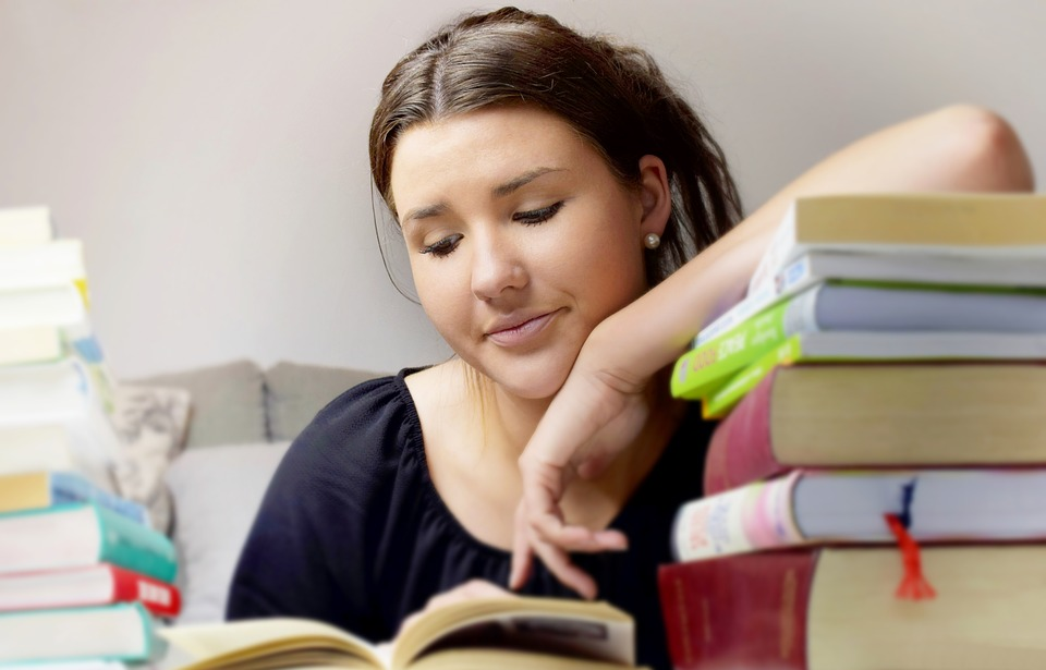 https://cdn.pixabay.com/photo/2019/04/10/20/04/girl-4118036_960_720.jpg