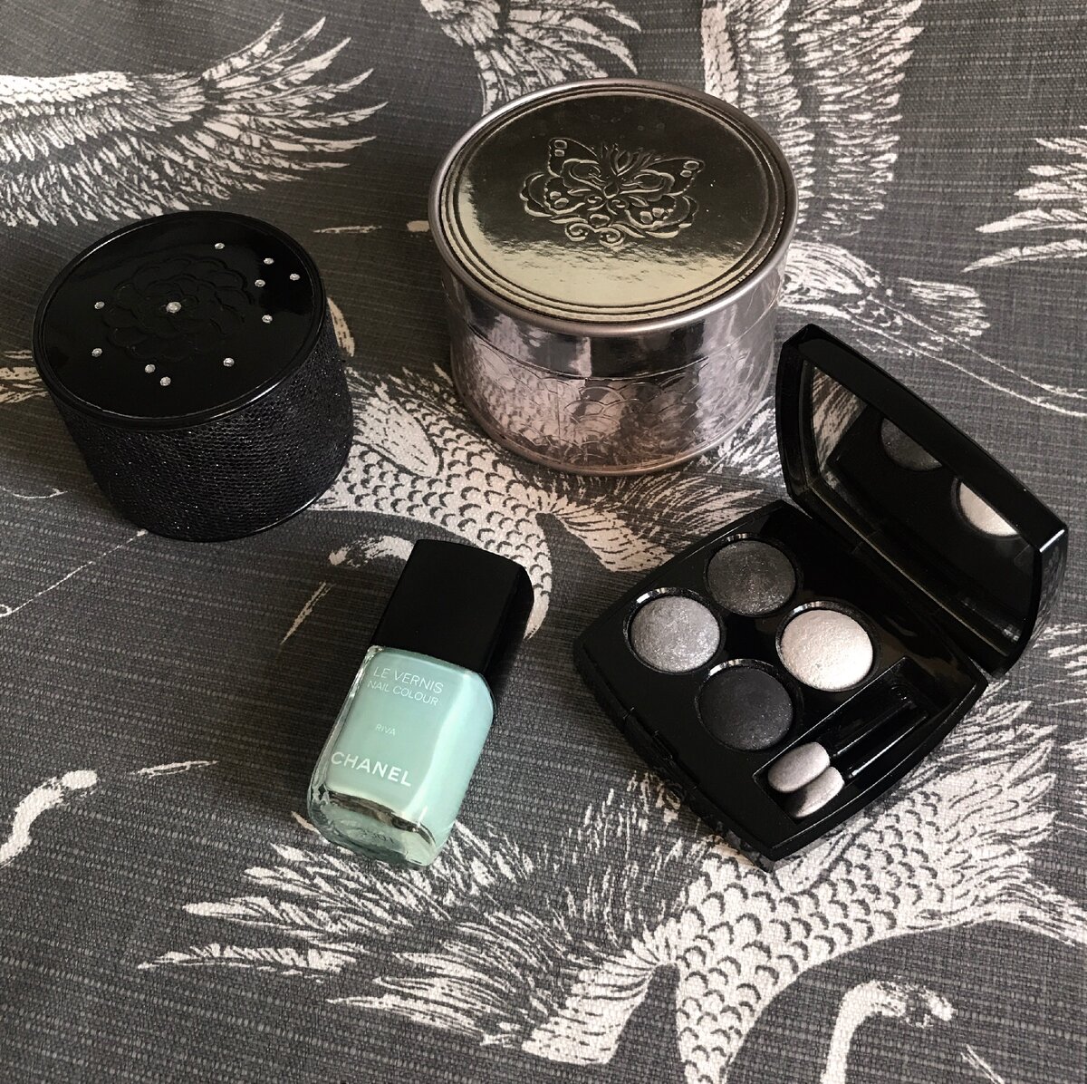 Метеориты Guerlain Meteorites Perles imperiales и Butterfly pearls, Chanel Les 4 ombres 99 Smoky eyes, Chanel Le vernis Riva