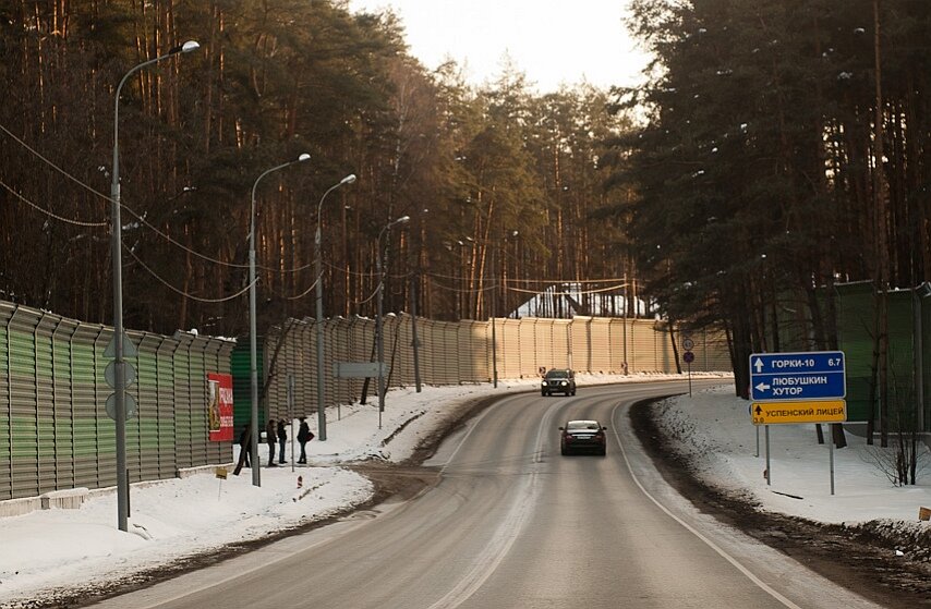 Рублевское шоссе проходит среди сосен и высоких заборов