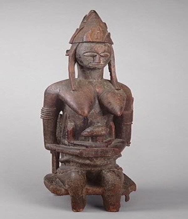 Мать и дитя, 15–20 века, регион Мали, Бугуни или Диойла, народы бамана, дерево, 123,5 x 36,6 x 36,5 см (Метрополитен-музей искусств).