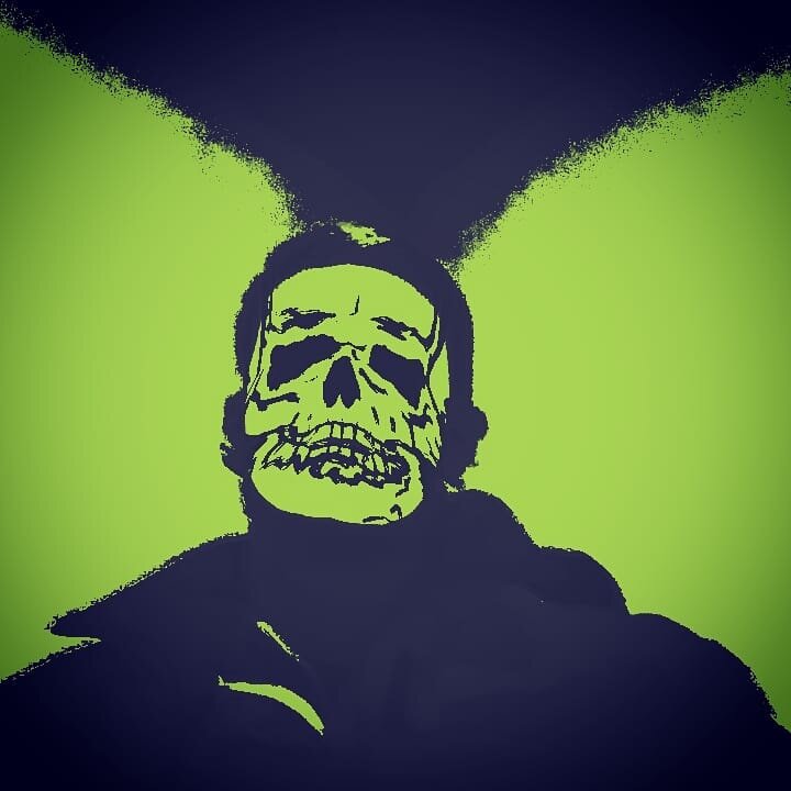 Мужчина снимает маску и оказывается мерзким пикапером
