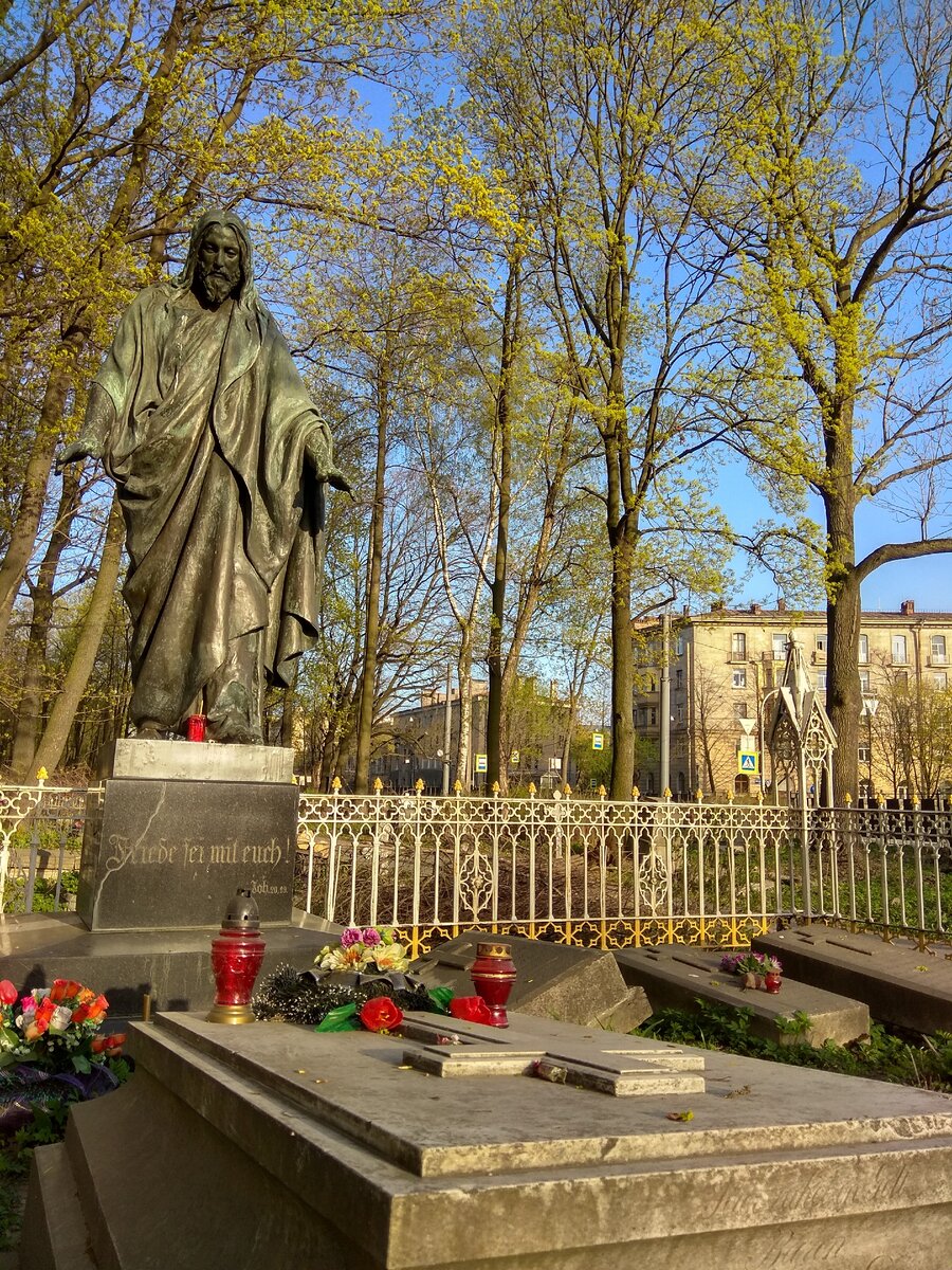 улица беринга санкт петербург кладбище во дворе