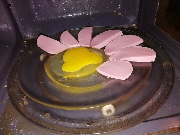 Как варить и жарить яйца в микроволновке, чтобы они не взорвались