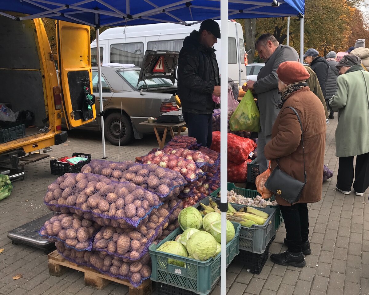 Типичный сезонный рынок в Беларуси.