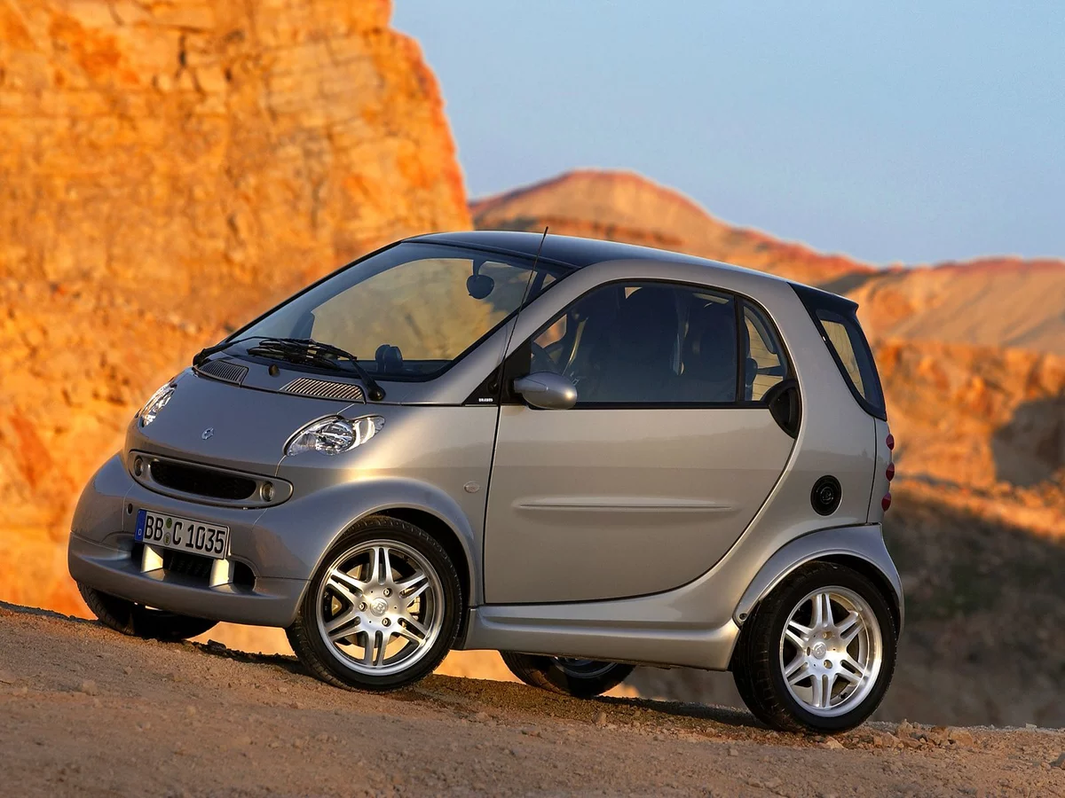 2 маленьких машин. Смарт Брабус. Smart Fortwo Brabus 2005. Mercedes Smart Fortwo. Smart Brabus 2005