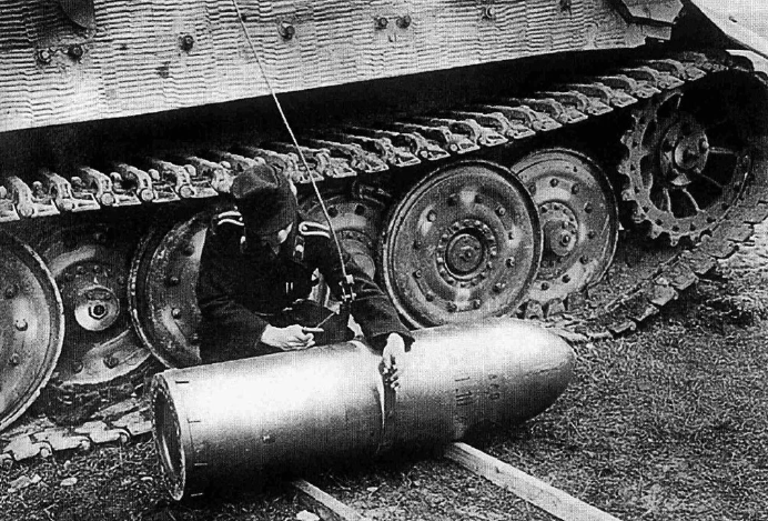 "Штурмтигр" обратите внимание на снаряд, весом более 125 кг