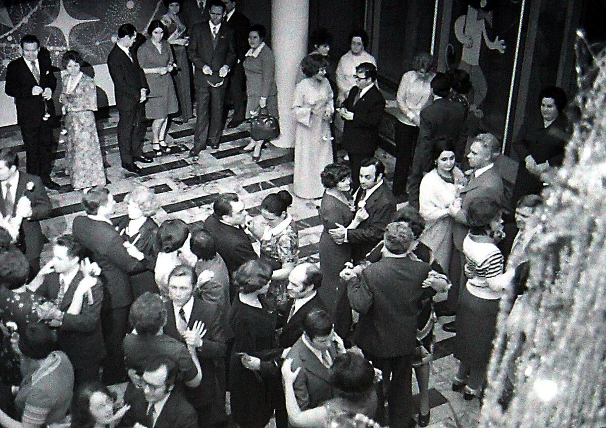 Как правило в качестве места  проведения праздника использовались залы многочисленных ДК (Домов культуры)