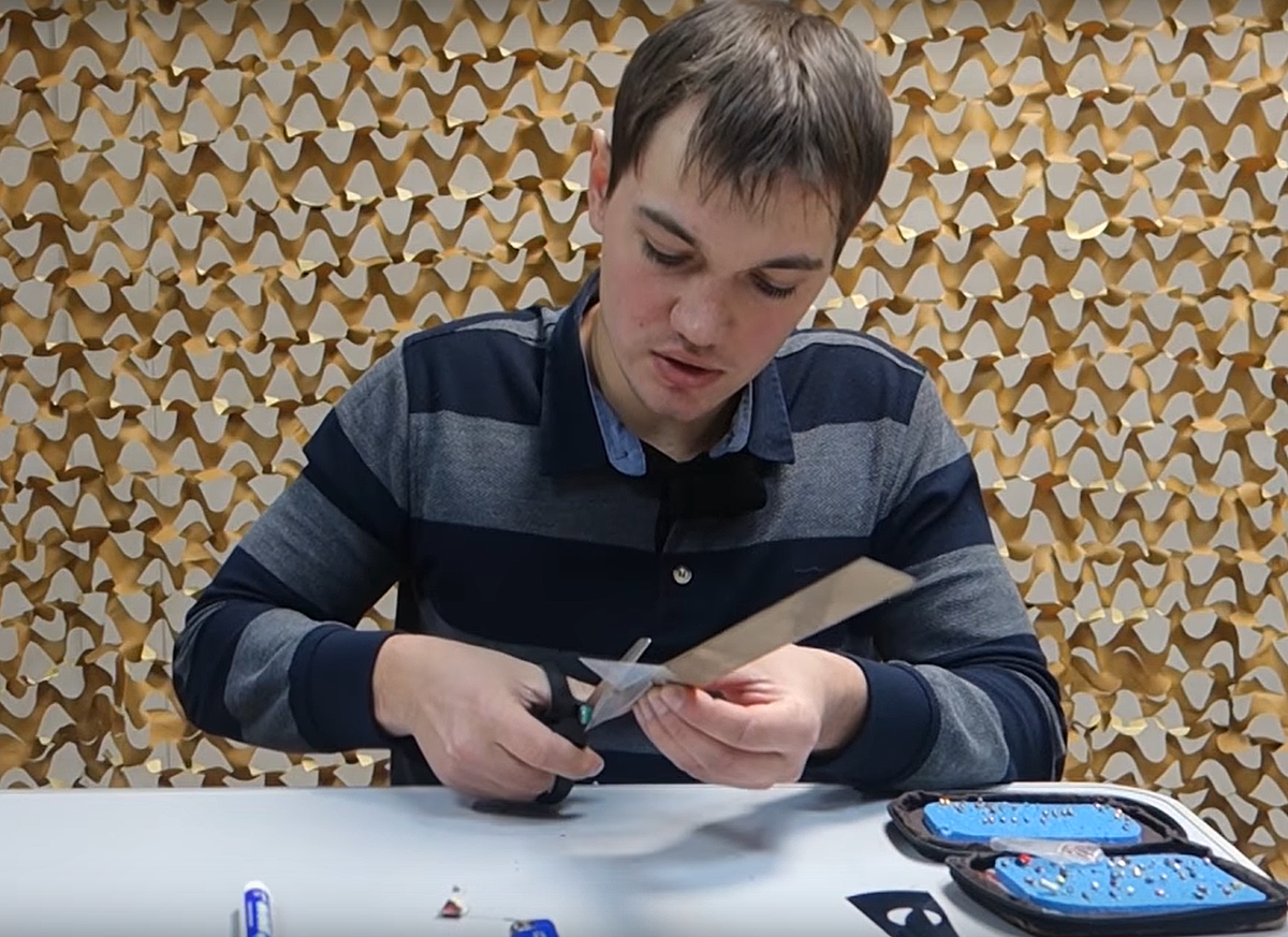 Аккуратно вырезаем ножницами заготовку кивка из пленки по линейке