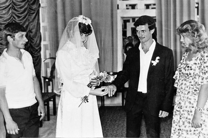 Самая трагическая свадьба в ссср. Свадебныеплаття 80 годов. Свадебные платья 90-х годов. Советские Свадебные платья. 70 Лет свадьбы.