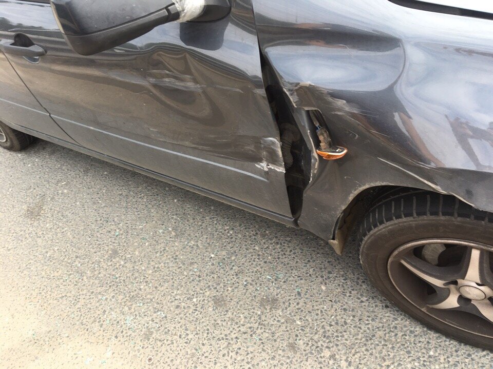 притерли машину во дворе и уехали. поцарапанная машина. стукнул машину. поцарапанная машина. поцарапанная машина.