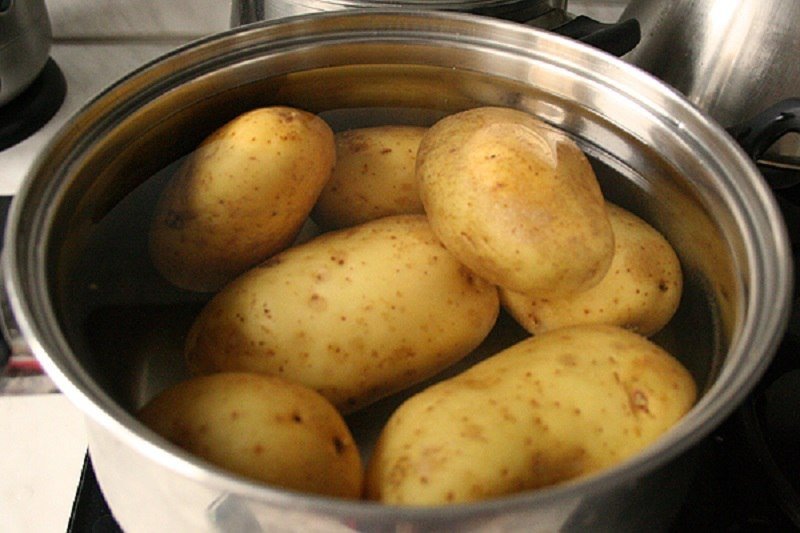 Пока картофель варится — займемся селедкой.