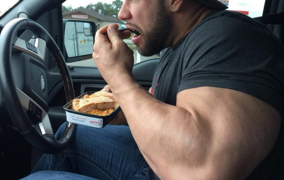 Атлет обедает в автомобиле