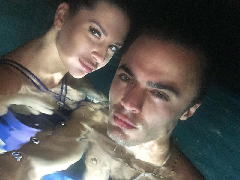 мужчина и женщина по дому. мужчина женщина крыльцо. спас женой дома. фотосессия пары на кухне. семья на кухне.