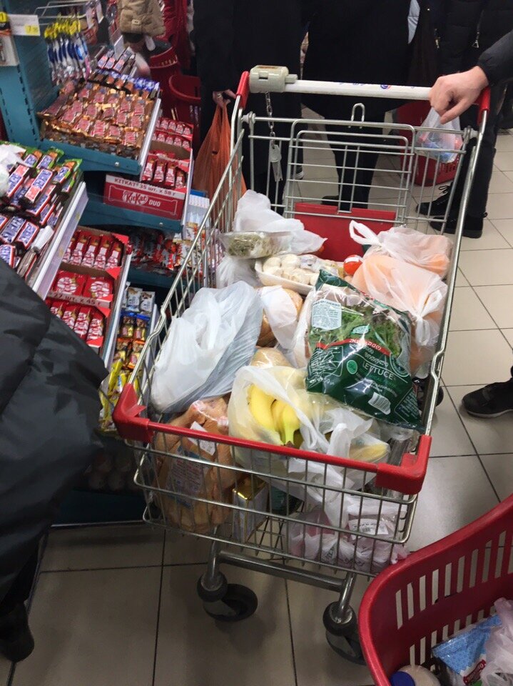 Тайно сфотографировала в Грузии в супермаркете чужие корзины с покупками. Что грузины берут к Новому году?