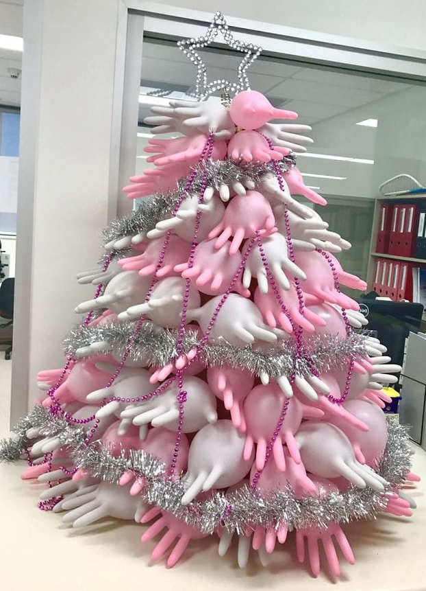 Вот такая забавная елка получилась у сотрудников одного из медицинских центров