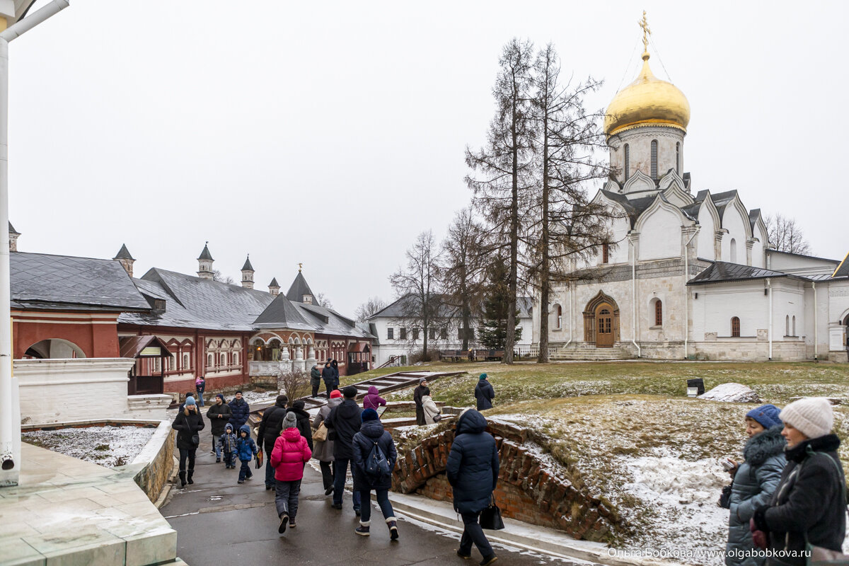 Главный храм монастыря - белокаменный Рождественский собор. В соборе установлена рака с  мощами Преподобного Саввы. 
Красное здание слева - Царицины палаты. Предназначались для визитов  первой жены Алексея Михайловича, Марии Ильиничны Милославской. 