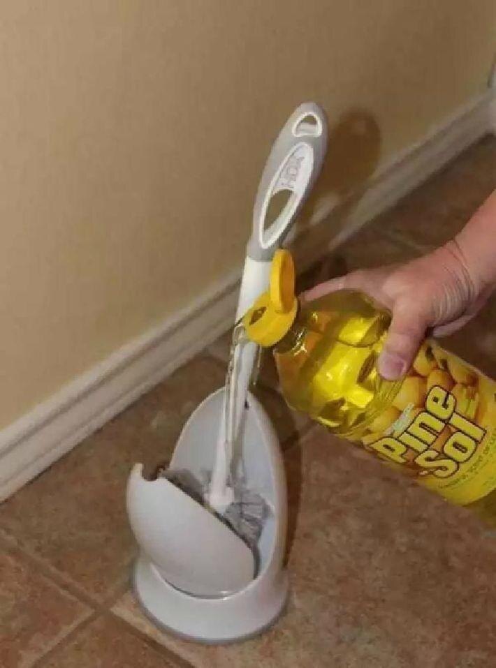  Ежедневно уйму времени у нас отнимают повседневные домашние заботы. В стремлении сделать быт гораздо проще мы собрали 17 полезных бытовых хитростей, которые сделают жизнь проще.

Неприятные запахи в туалете
Налейте в подставку для ершика немного ароматизированного моющего средства, чтобы навсегда забыть о неприятных запахах в туалете.
