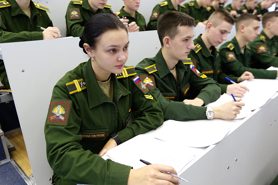 Курсанты военного института