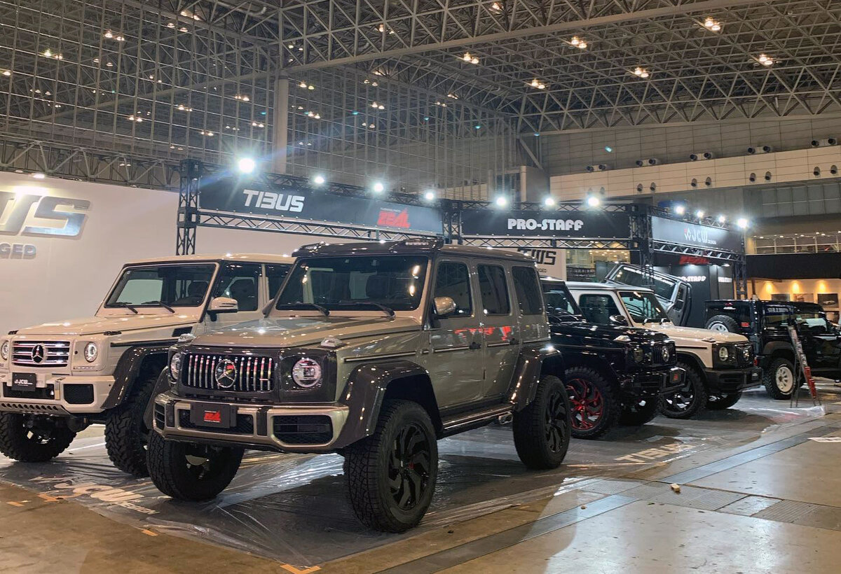 Слева стоит белый G-class прошлого поколения, также доработанный японцами, а позади их лифтованные собратья без бортовых редукторов