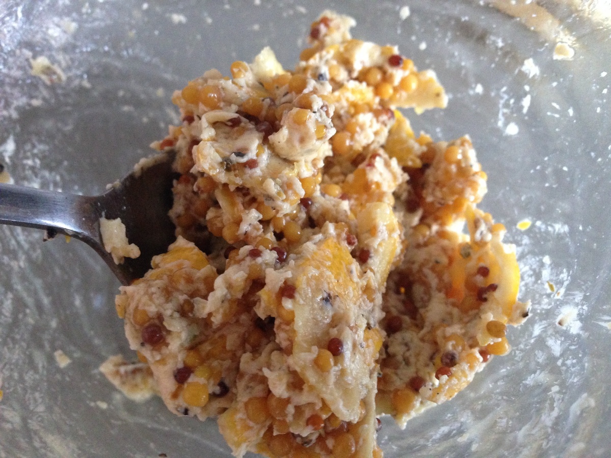 Подготавливаем смесь для курицы