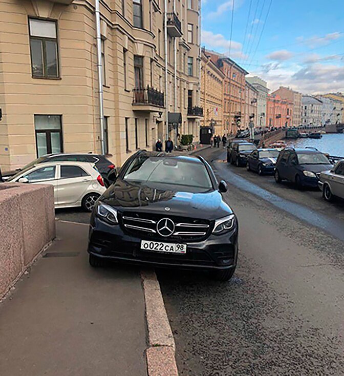 Тротуар для авто, а не пешеходов...