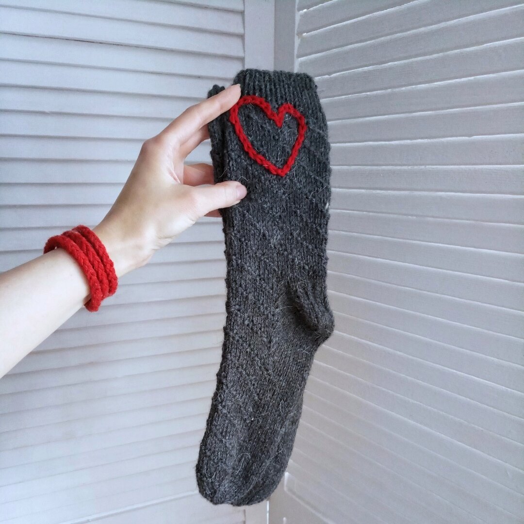 И так можно :) Было очень пасмурно, какой-никакой, а свет белая ширма отражает.