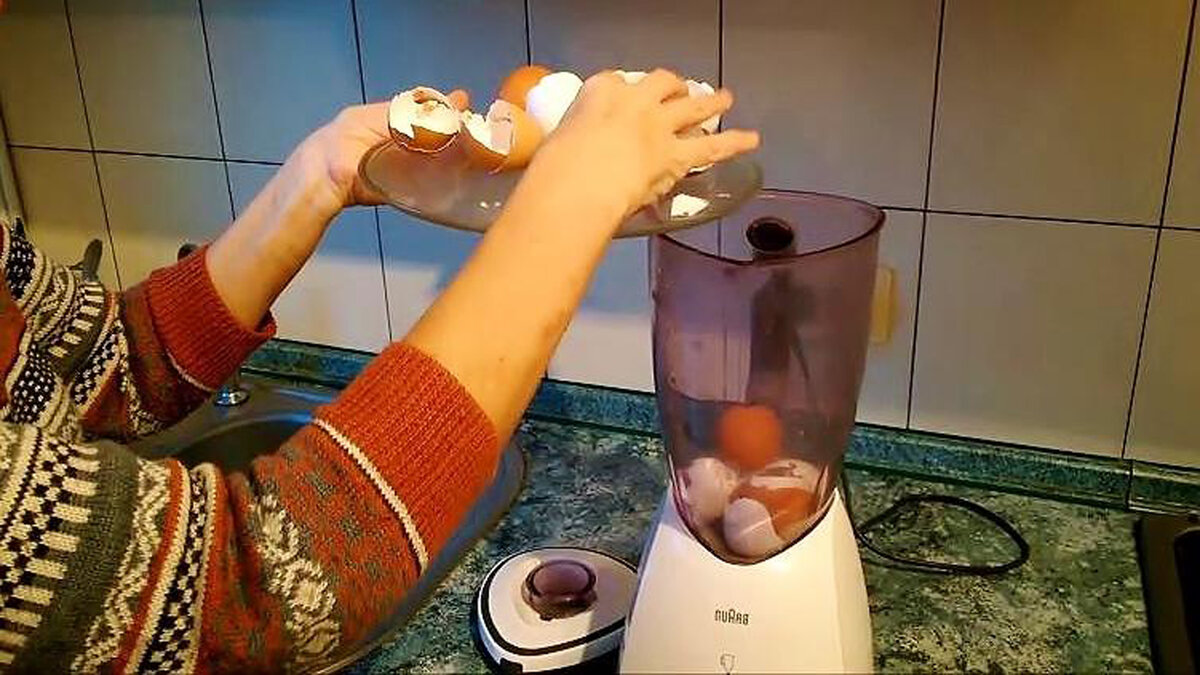 Измельчаем скорлупу до порошка