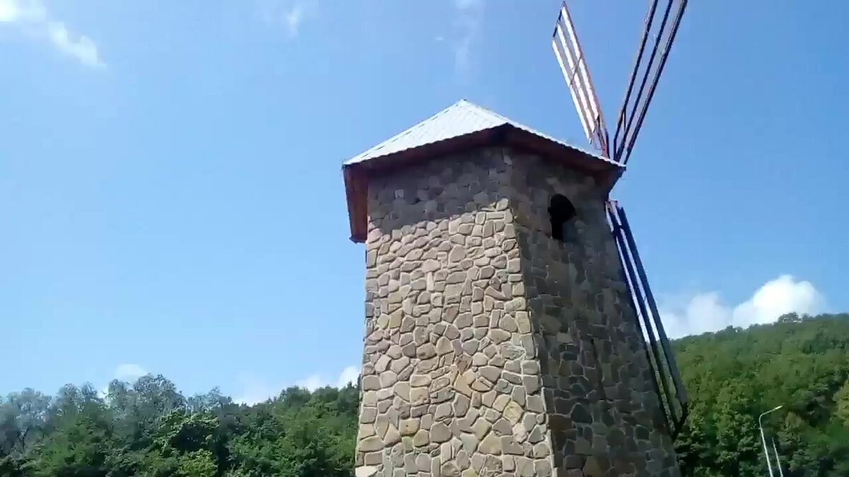 Ветряная мельница памятник при въезде в село Дефановка